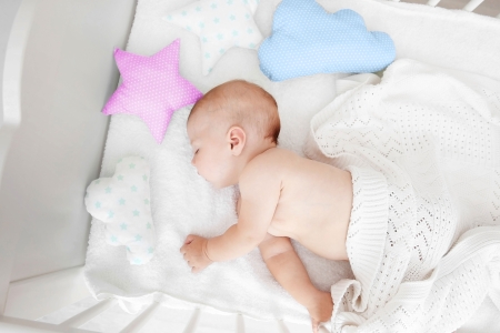 Baby dreht sich im Schlaf