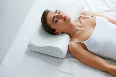 Orthopädisches Sitzkissen Frau benutzt ein orthopädisches Sitzkissen