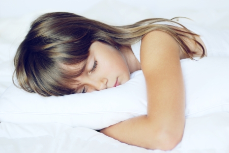 Kuschelkissen Mädchen kuschelt mit Kuschelkissen für Kinder