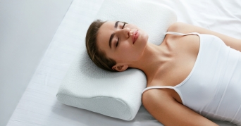 Orthopädisches Kissen Frau benutzt ein orthopädisches Kissen