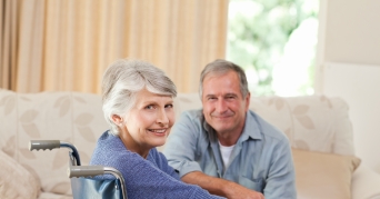 Zwei glücklicke Senioren dank Dekubitus Kissen