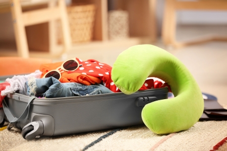Reisekissen Reisekissen neben gepacktem Koffer