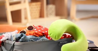 Reisekissen Reisekissen neben gepacktem Koffer