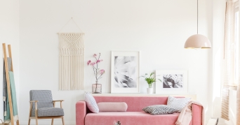 Kissenrolle Wunderschönes Wohnzimmer mit Kissenrolle als Dekoration