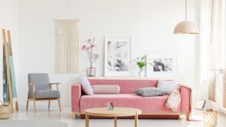 Wunderschönes Wohnzimmer mit Kissenrolle als Dekoration