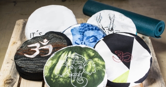 Yogakissen Verschiedene Yogakissen auf Palette