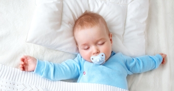 Babykopfkissen Baby schläft angenehm auf einem Babykopfkissen