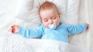 Baby schläft angenehm auf einem Babykopfkissen
