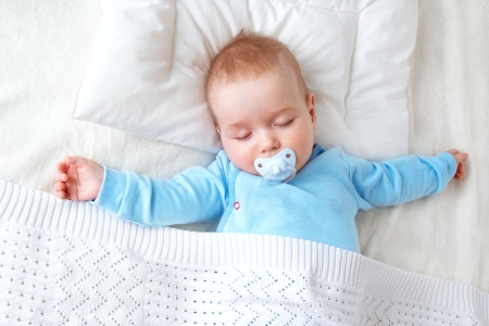Babykopfkissen Baby schläft angenehm auf einem Babykopfkissen