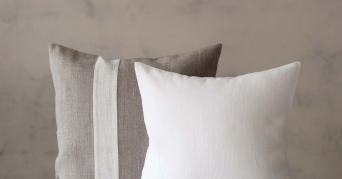 Braunes und weißes Füllkissen