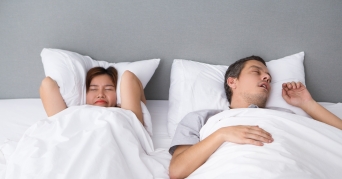 Anti Schnarch Kissen Mann schläft ohne Anti Schnarch Kissen, Frau kann nicht einschlafen