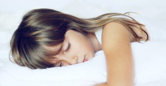 Kuschelkissen Mädchen kuschelt mit Kuschelkissen für Kinder