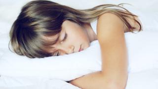 Mädchen kuschelt mit Kuschelkissen für Kinder