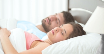 Auf dem Rücken schlafen