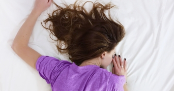 Schlafen ohne Kissen