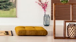 Beiges Bodenkissen im Wohnzimmer