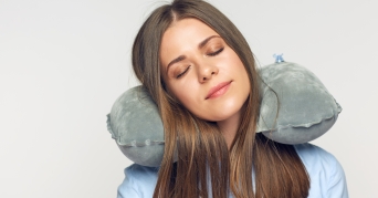 Aufblasbares Kissen Frau benutzt ein aufblasbares Kissen