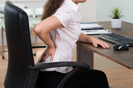 Orthopädisches Sitzkissen Frau benutzt ein orthopädisches Sitzkissen