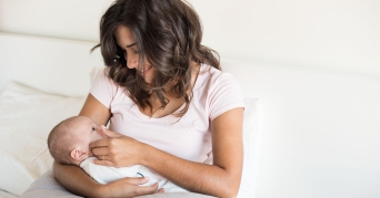 Stillkissen Test Frau benutzt Stillkissen zum Stillen ihres Babys