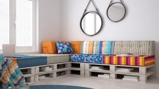 Palettenkissen Set mit bunten Farben in Wohnzimmer