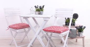 Stuhlkissen Rote Stuhlkissen auf weißen Stühlen