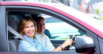 Auto Sitzkissen Frau und Mann sitzen im Auto auf einem Auto Sitzkissen